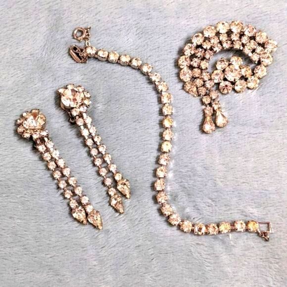 Vintage 1950's Rhinestone Set- Earrings, Brooche, Bracelet - Picture 3 of 17